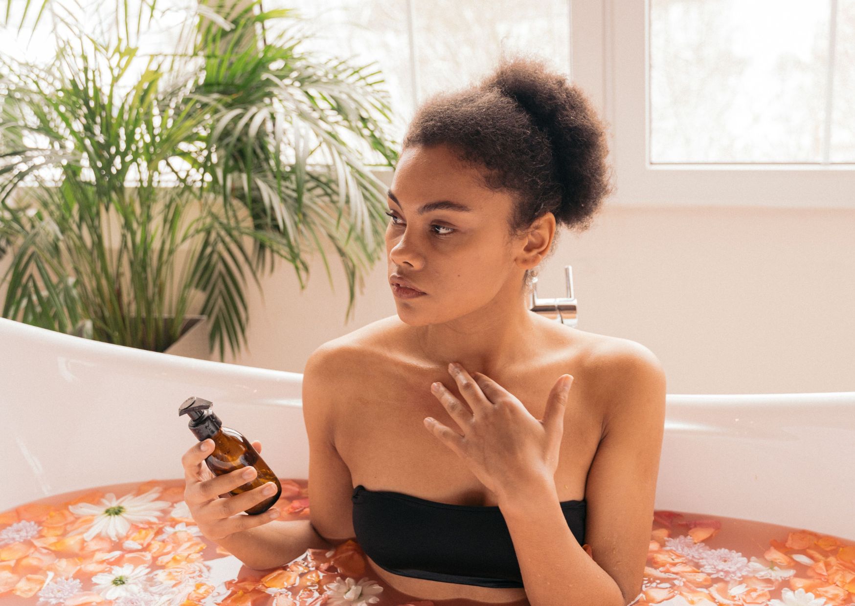 Donna che usa l'olio per il corpo
